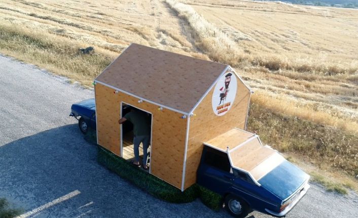 Karavana çevirdikleri otomobilde metrelik Adana kebabı keyfi yaptılar