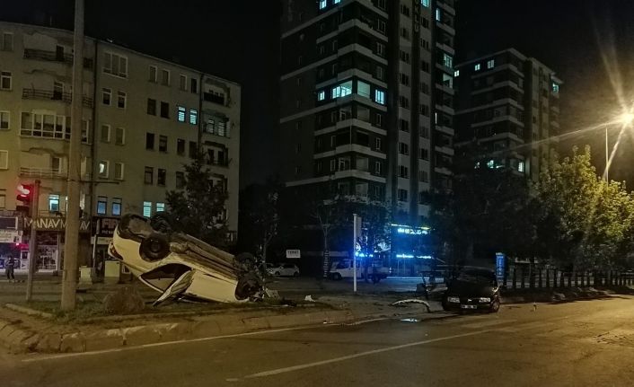 Kayseri’de 6 kişinin yaralandığı feci kaza kamerada: Ortalık savaş alanına döndü