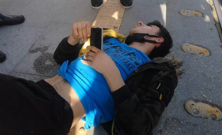 Kazada acısını unuttu ekranı kırılan telefonuna üzüldü