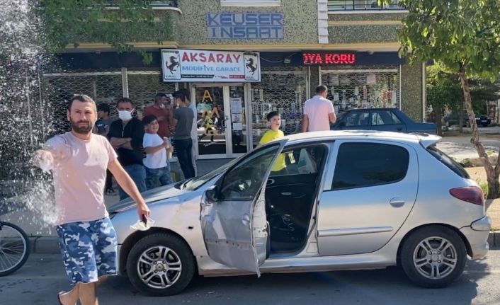 Kazaya karışan maskesiz sürücü kameramana su atıp, küfredip yumrukladı