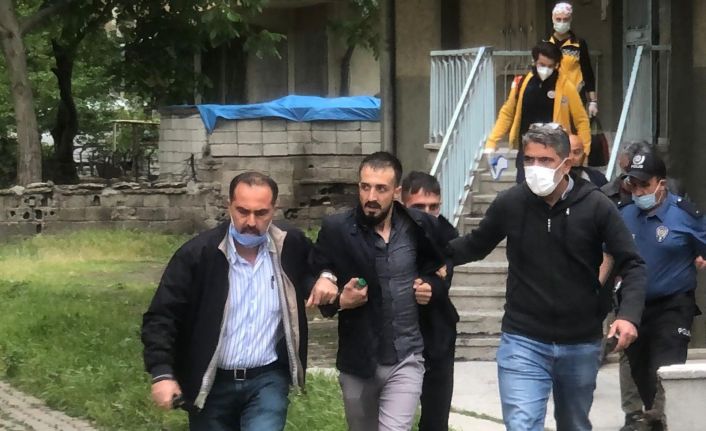 Kendini bıçakla eve kapatan madde bağımlısı şahıs, özel harekat polisini harekete geçirdi