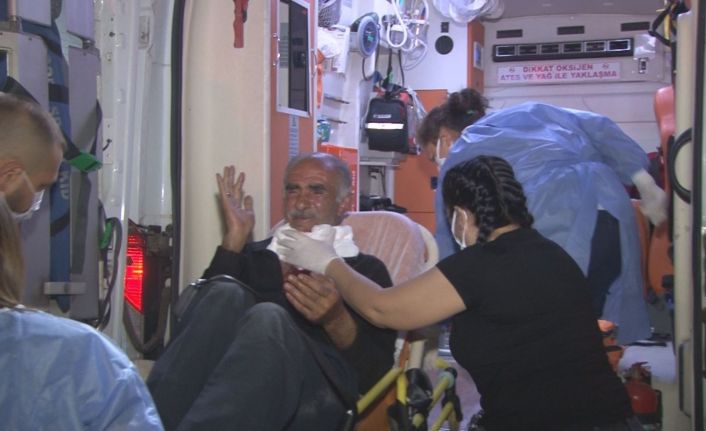 Kırık cam şişesi ile boğazı kesilen yaşlı adama ilk müdahale polislerden