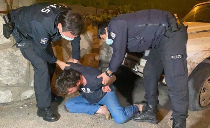 Kısıtlamada boş yolda duvara çarpan sürücü ile polis arasında ilginç diyalog