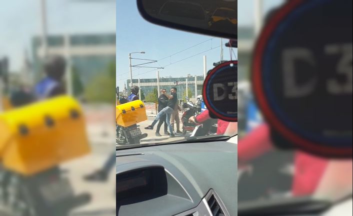 Kısıtlamada motosikletli kuryelerin kavgası kamerada