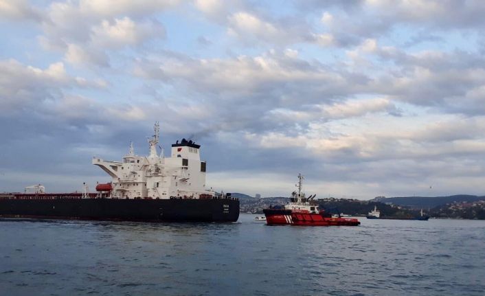 Kıyı Emniyeti Genel Müdürlüğü ekipleri, makine arızası nedeniyle sürüklenen ham petrol taşıyan tankere kıyıya 300 metre kala müdahale etti. Olumsuz bir durum yaşanmadan müdahale edilen olay sebebiyle İstanbul Boğazı trafiği askıya alındı.