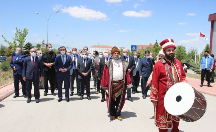 KMÜ’nün kuruluşunun 14. Yılı Mehter Yürüyüşü ve Türkçe Fermanı’nın okunmasıyla başladı