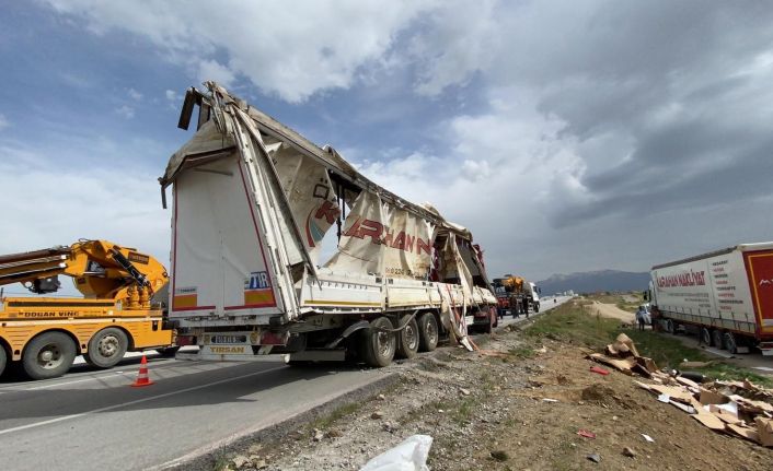 Kontrolden çıkan tır, tarım arazisine devrildi