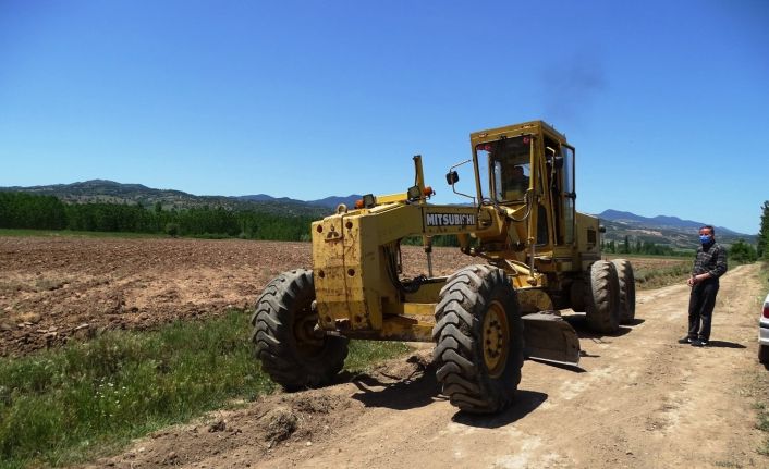 Köy arazi yolunda düzeltme ve genişletme çalışması