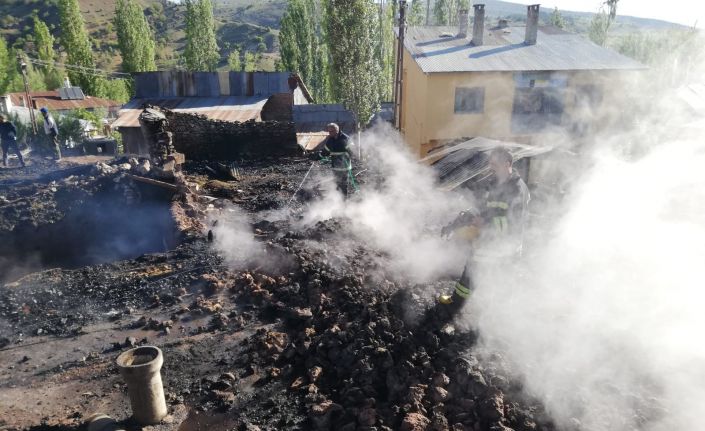 Köyde çıkan yangın korkuttu: garaj, samanlık ve traktör kül oldu