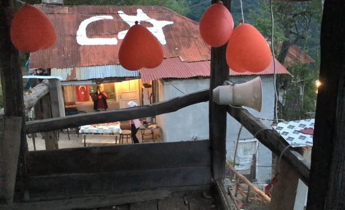 Köylerinin mezrasında ilk kez ezan sesiyle oruçlarını açmanın mutluluğunu yaşadılar