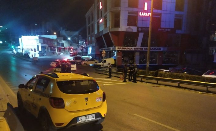 Küçükçekmece’de polisten kaçan otomobil bekçilere çarptı: 1’i ağır 2 yaralı