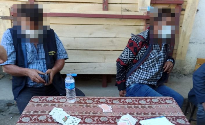 Kula İlçe Jandarma’dan bir kumar baskını daha: 15 kişi kumar oynarken yakalandı