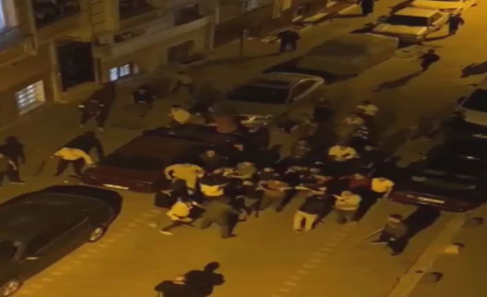 “Laf atma” kavgası meydan savaşına döndü, eline sopayı alan kavgaya koştu...Taşlı sopalı kavga kamerada