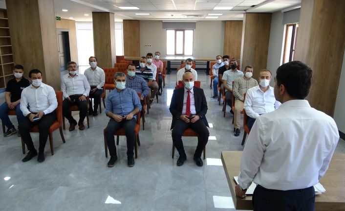 Mardin’de Kur’an-ı Kerim’i güzel okuma yarışmasında dereceye giren öğrencilere ödül