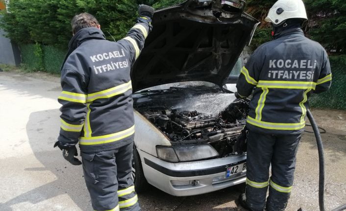 Markete gitmek için bindikleri otomobil bir anda alev aldı