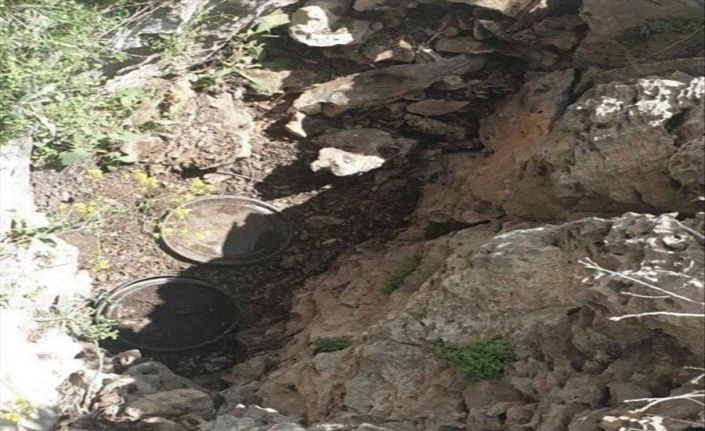 Mehmetçik, PKK’lı teröristlere ait sığınak ve mühimmatları temizlemeye devam ediyor