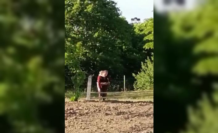 Namaz kılan vatandaşın torunuyla imtihanı: Sarıldı, sırtına çıktı ama dedesi namazını bozmadı