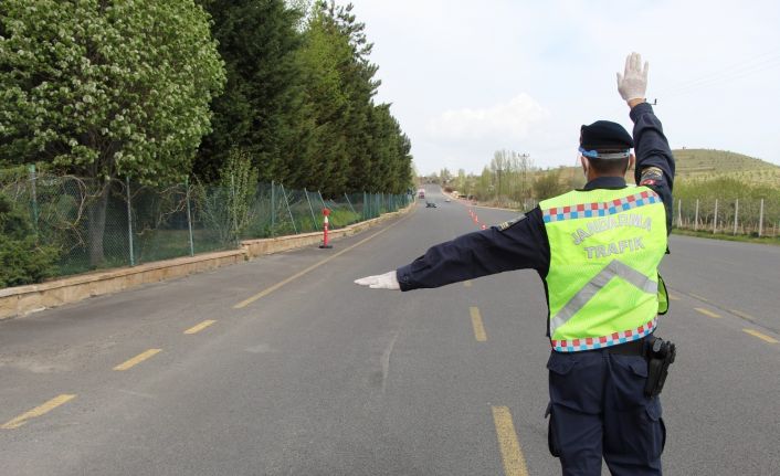 Nevşehir’de jandarma ekipleri 615 araç sürücüsüne 358 bin 927 lira ceza yazdı