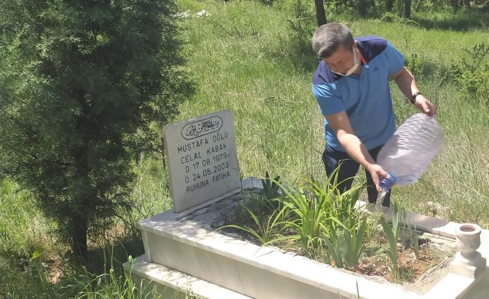 Oğullarının mezarına su dökmek için yardım istedikleri polis bakın ne yaptı