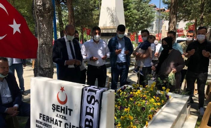 Omuz omuza görev yaptıkları Şehit Yüzbaşı Ferhat Çiftçi’yi kabri başında andılar