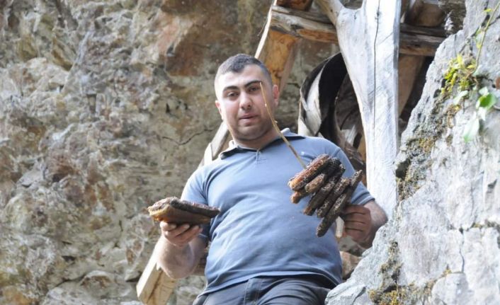 Önce yatağına yatmış sonra kovanlarını parçalamış