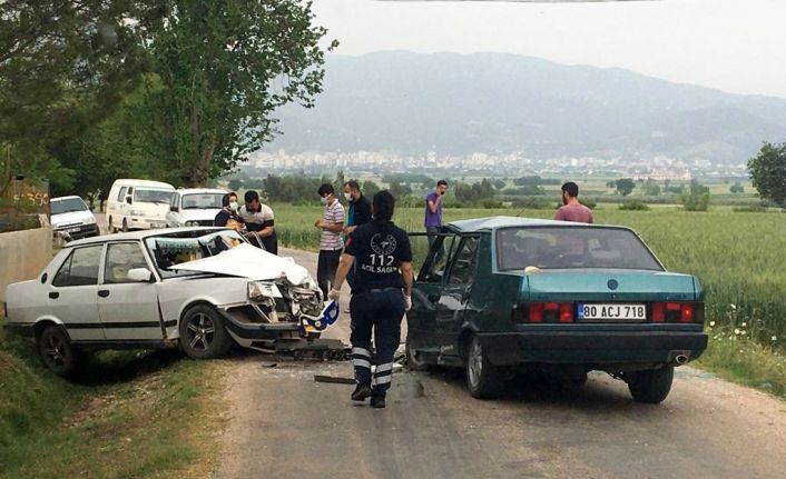 Osmaniye’de boş yolda iki otomobil kafa kafaya çarpıştı: 2 ağır yaralı