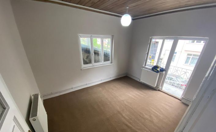 (ÖZEL) Aylardır bodrum katında rutubetli evde oturan kadın ve kızı artık ferah bir evde oturacak