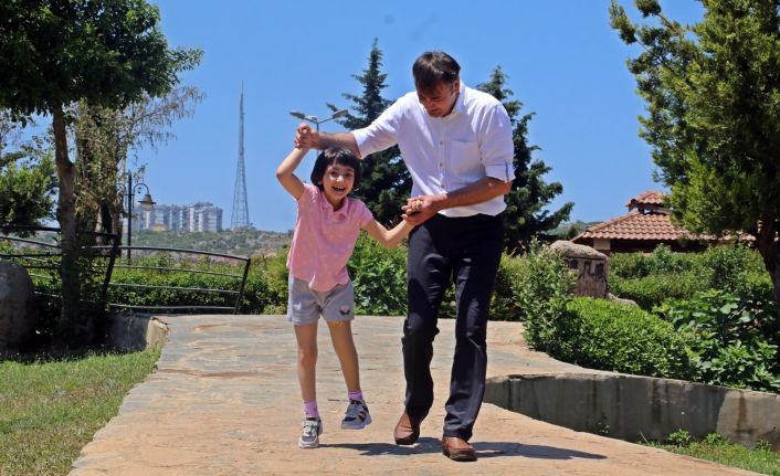 (Özel) Babasının yaptığı 150 TL maliyetli düzenekle ilk adımlarını atan minik Özge  protez bacakla bayrama koşarak girdi