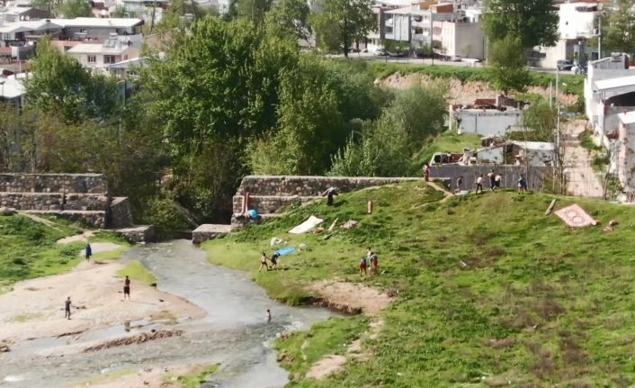 (Özel) Bursa’da tam kapanmada nefes kesen kovalamaca... Derede yüzenler polisi görünce böyle kaçtı