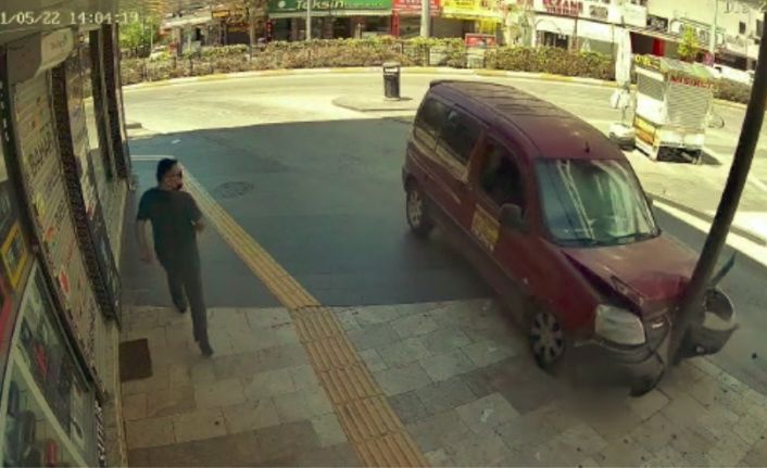 (ÖZEL) Elektrik direğine çarpıp hurdaya dönen araç sürücünün soğukkanlılığı pes dedirtti