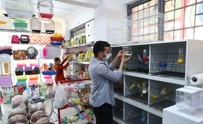 (ÖZEL) Engelleri aşan iki arkadaş birlikte “Engelsiz Pet Shop” açtı