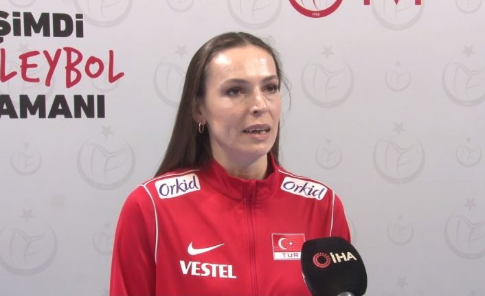 (Özel haber) Eda Erdem Dündar: "Hepimiz gözünü kapattığında kendini kürsüde görüyor"