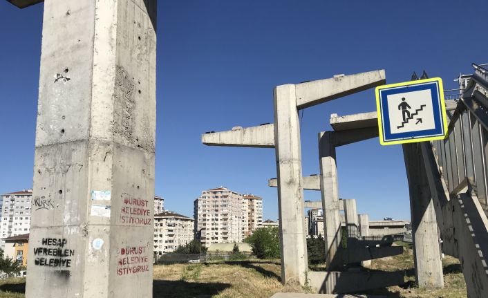 (Özel) İstanbul’da engelli rampası olmayan üst geçit için “Dürüst belediye istiyoruz” tepkisi