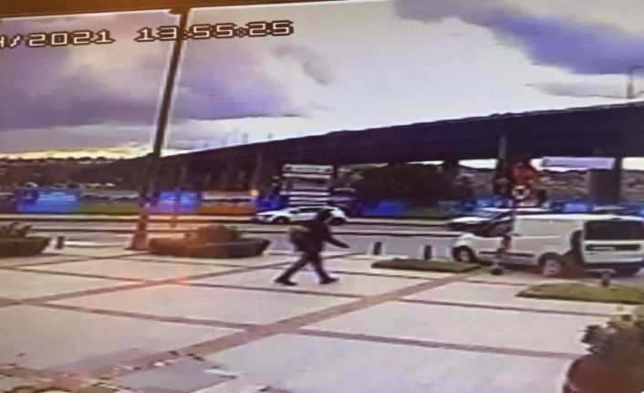 (Özel) İstanbul’da feci kaza: Havada takla atan genç kadın yere savruldu