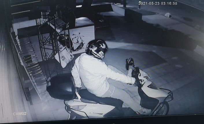 (Özel) Kadıköy’de kasklı hırsızların motosikleti çaldıkları an kameraya yansıdı