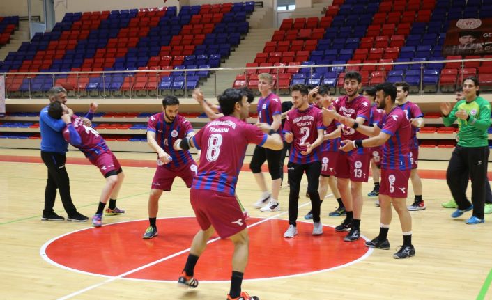 (ÖZEL) Karadeniz ekibi Erkekler Hentbol Süper Ligi’ne yükselmeyi kolbastı ile kutladı