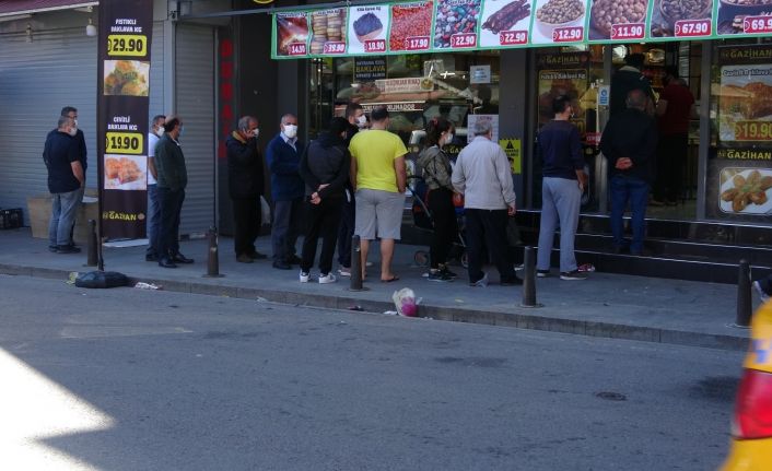 (Özel) Kartal’da ucuz tatlıyı görenler koronayı unutup kuyruğa girdi