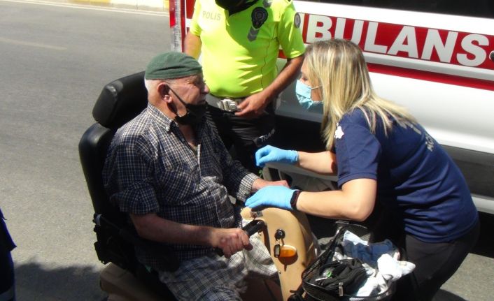 (ÖZEL) Kaza yapan yaşlı adam engelli aracını bırakmadı, araçla birlikte kamyonete konulup evine gönderildi