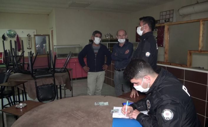 (Özel) Kıraathaneye polis baskını; kimi "fal bakıyordu" dedi, kimi perdenin arkasına saklandı