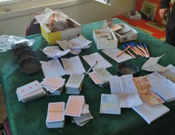 (ÖZEL) Kiraladıkları evde kumar oynarken yakalandılar