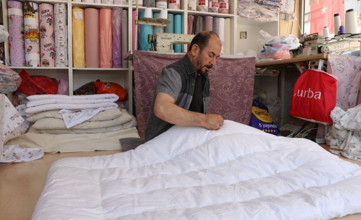 (Özel) Kırşehirli yorgancı çırak bulamayıp mesleğinin unutulmasından korkuyor