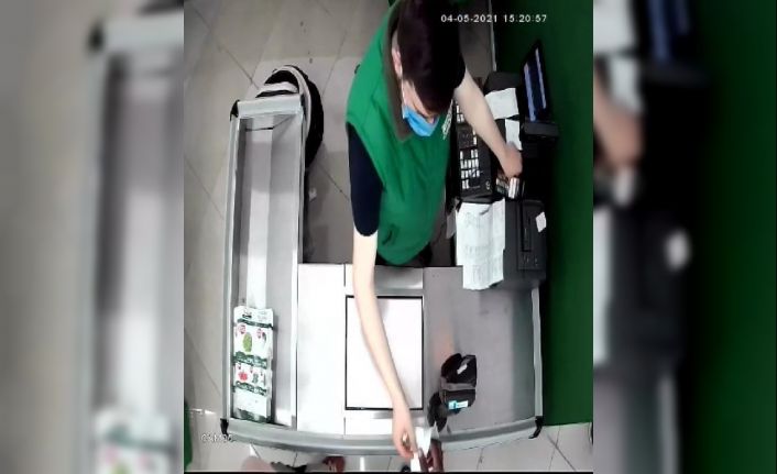 (Özel) Market görevlisinin arkadaşları tarafından darp edilmesi kamerada