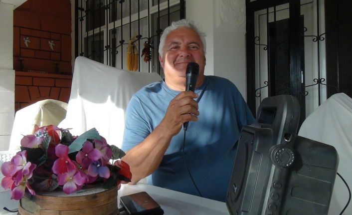 (Özel) Sokağa çıkma yasağına uymayanları ikaz için balkonuna polis sirenli ses sistemi kurdu