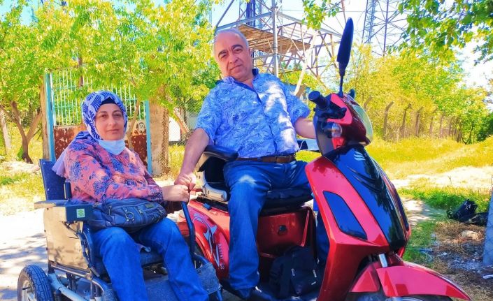 (Özel) Yürüme engelli çift, zorlukların üstesinden gelerek "sevgi engel tanımaz" diyor