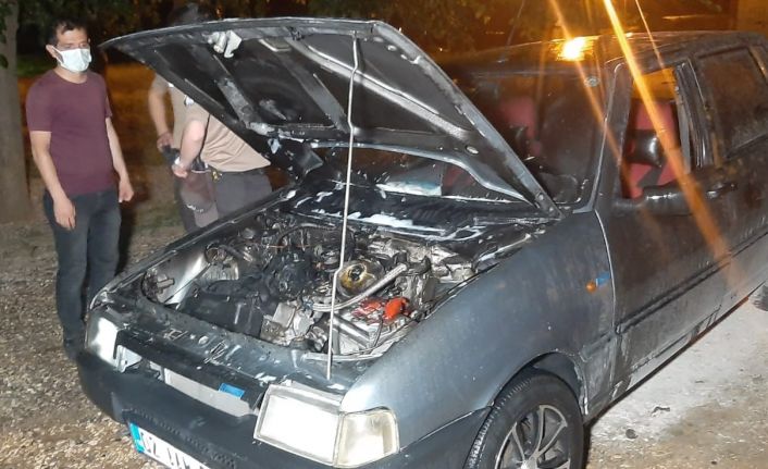 Park halindeki otomobil yandı