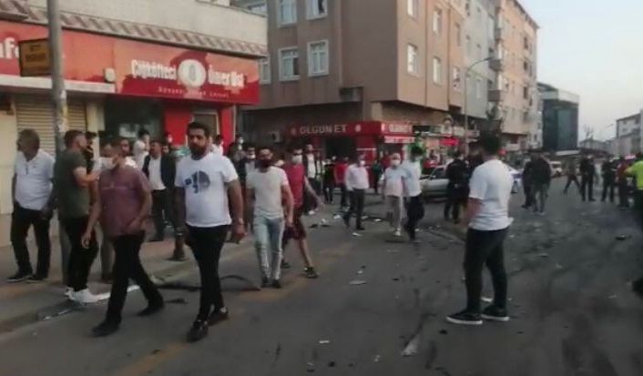 Pendik’te drift yapan magandalar aracı onlarca kişinin üzerine sürdü: Ortalık savaş alanına döndü