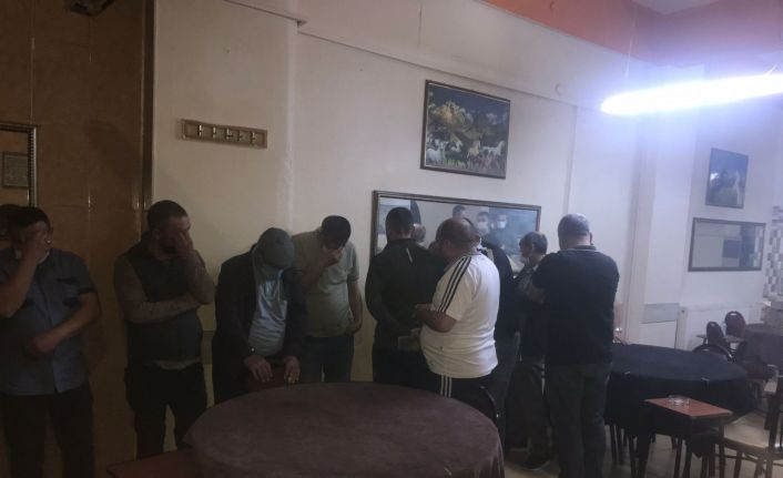 Polis içerde kumar oynayanları iş yerinin arka camından gördü sonra baskın düzenledi