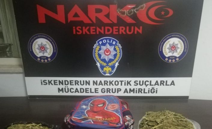 Polisi fark eden şahsın attığı okul çantasından 617 gram esrar çıktı