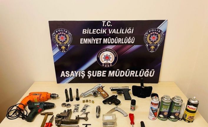 Polisten kaçan şahsın üzerinden ve çantasından çıkanlar şok etti