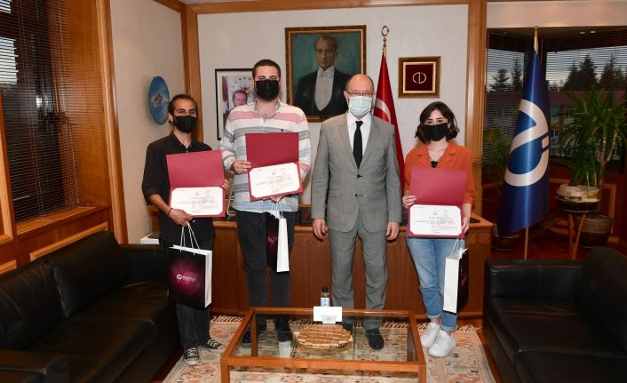 Rektör Erdal, Komşu Evdeki Oyun Projesi’nde görev alan öğrencilerini kutladı